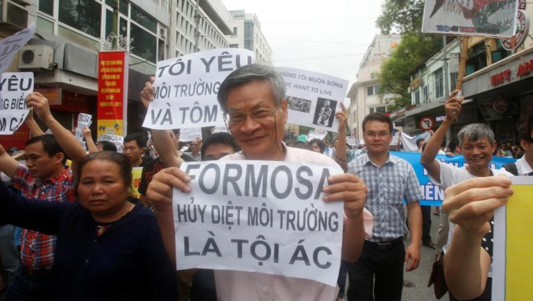 Tiến sĩ Nguyễn Quang A tham gia một cuộc biểu tình “Yêu cầu minh bạch thảm họa biển miền Trung”, năm 2016. Nguồn ảnh REUTERS Kham